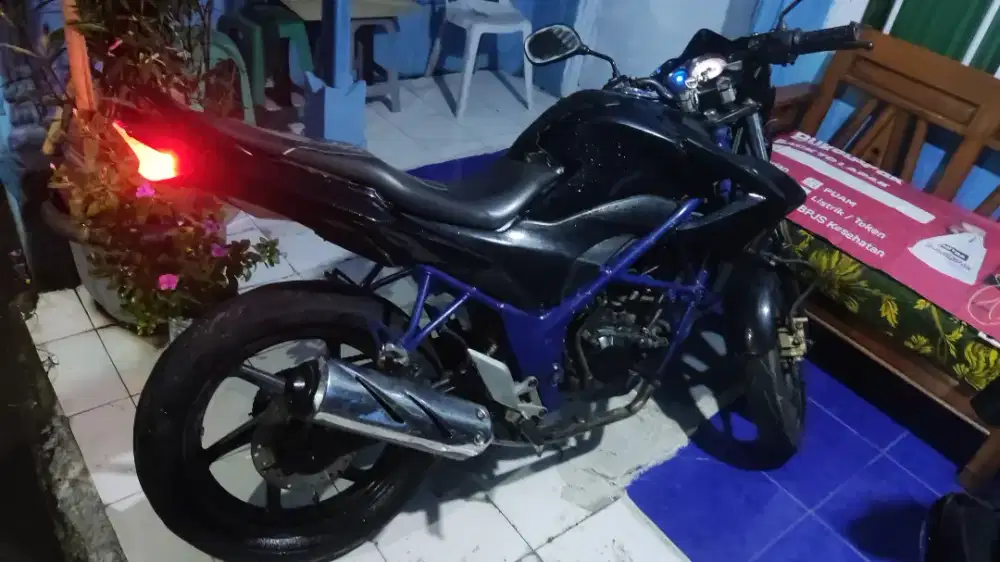 Di jual motor Cb150r 2013 injeksi ss bpkb faktur only mesin normal