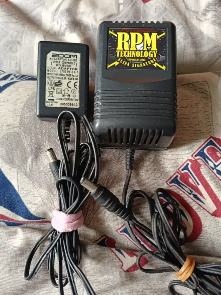 Dijual Borongan 2 Adaptor Efek Gitar RPM dan Zoom siap pakai.