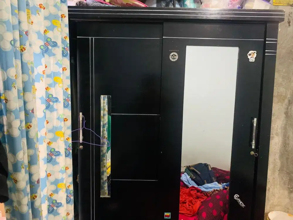 Lemari Baju Hitam