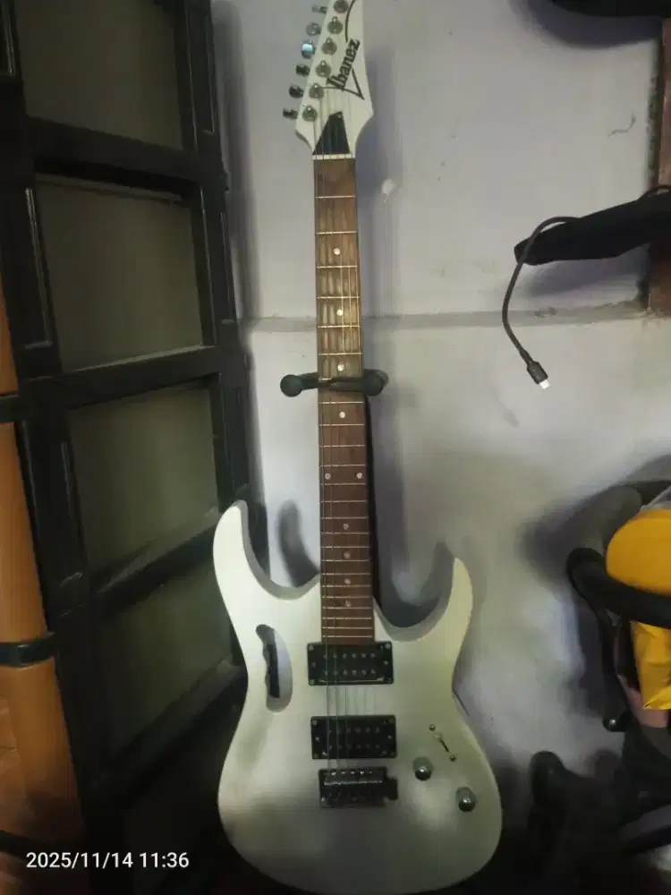 Gitar elektrik ibanez
