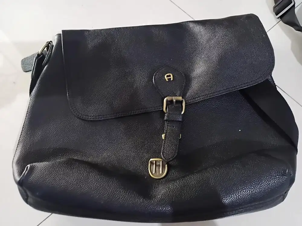 Tas kulit selempang pria merk aigner ori likenew unit aja