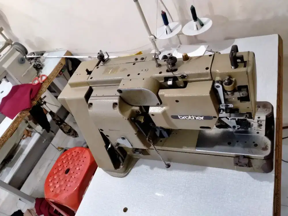 Mesin lubang kancing brother