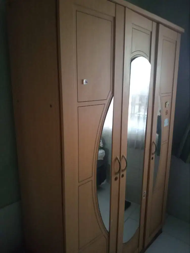Lemari Pakaian Baju Kaca