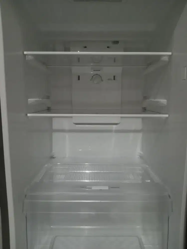 Dijual kulkas 2 pintu merk LG inverter