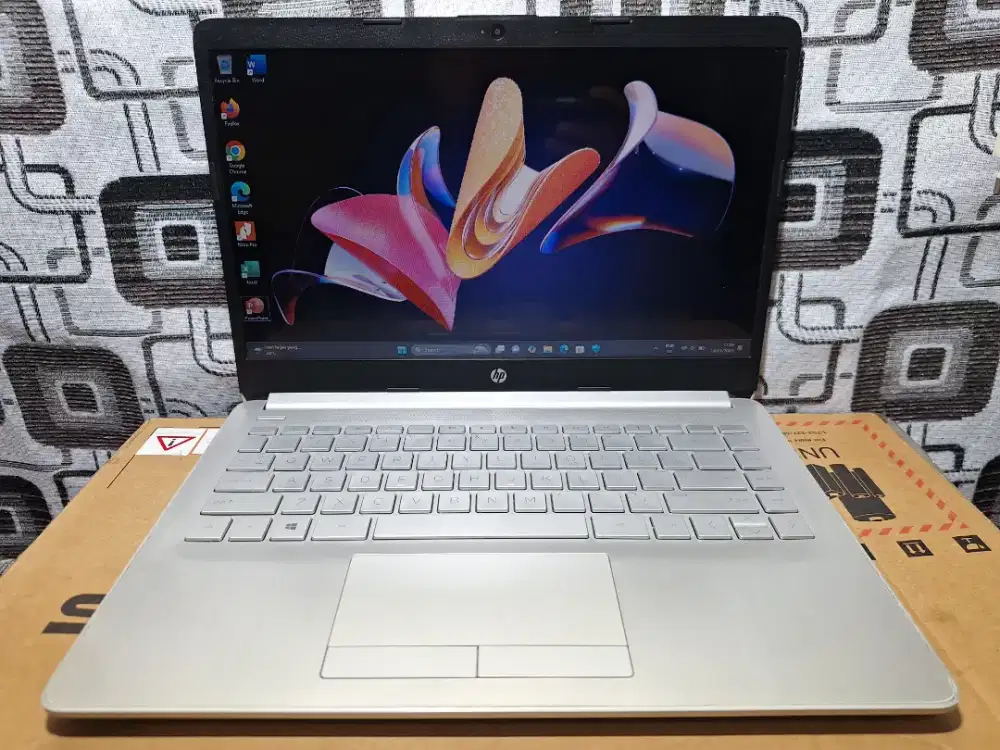 Laptop Hp 14s Amd A9 ram 8gb SSD dual VGA komplit fullset
