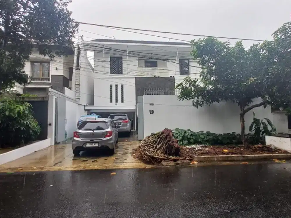Rumah 2 Lantai Dengan Mini Pool Di Senopati Kebayoran Baru