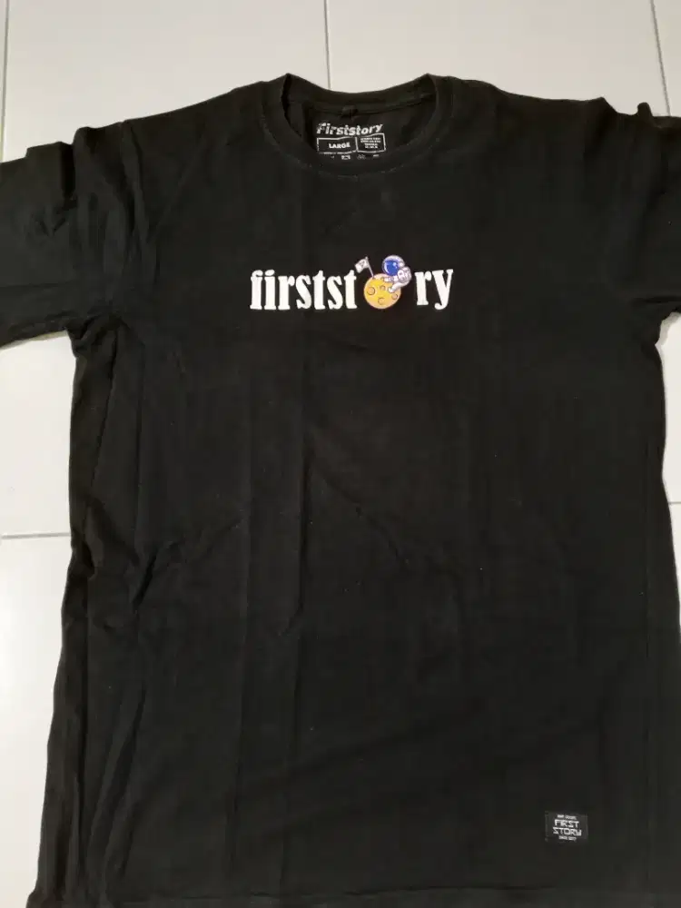 Baju kaos hitam