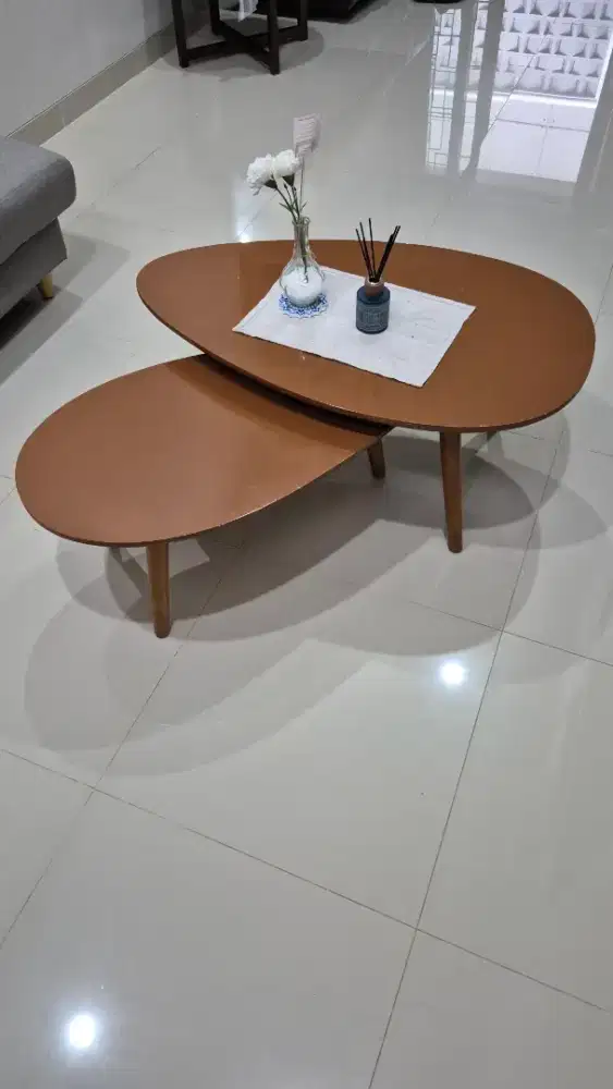 Meja Oval Bertumpuk Fabelio Coklat Minimalis Romamtis
