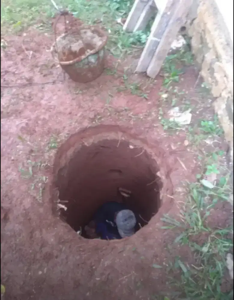 Tukang gali sumur manual