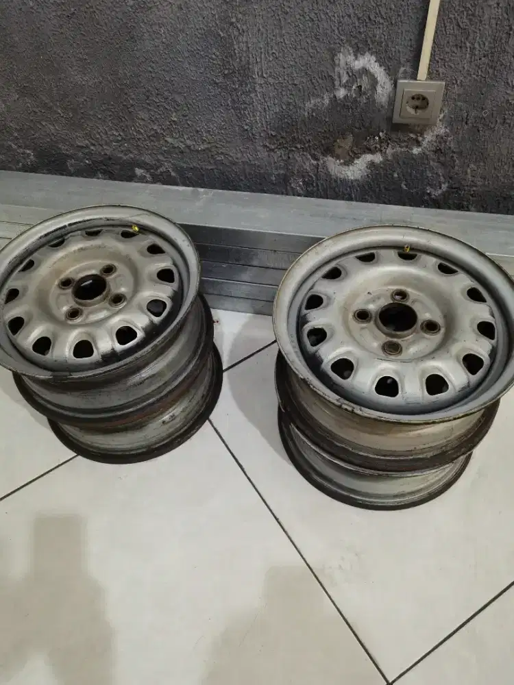 Velg Ban Mobil R13