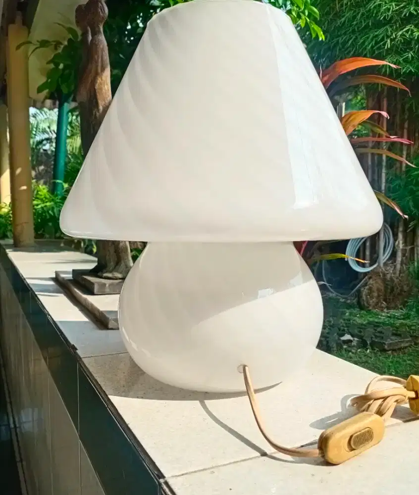 Jual 1 lampu meja, baca deskripsinya. Tidak respon  nett nya berapa.