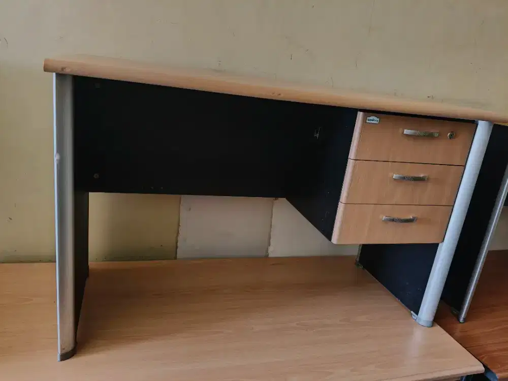 Meja kantor merk modera kokoh