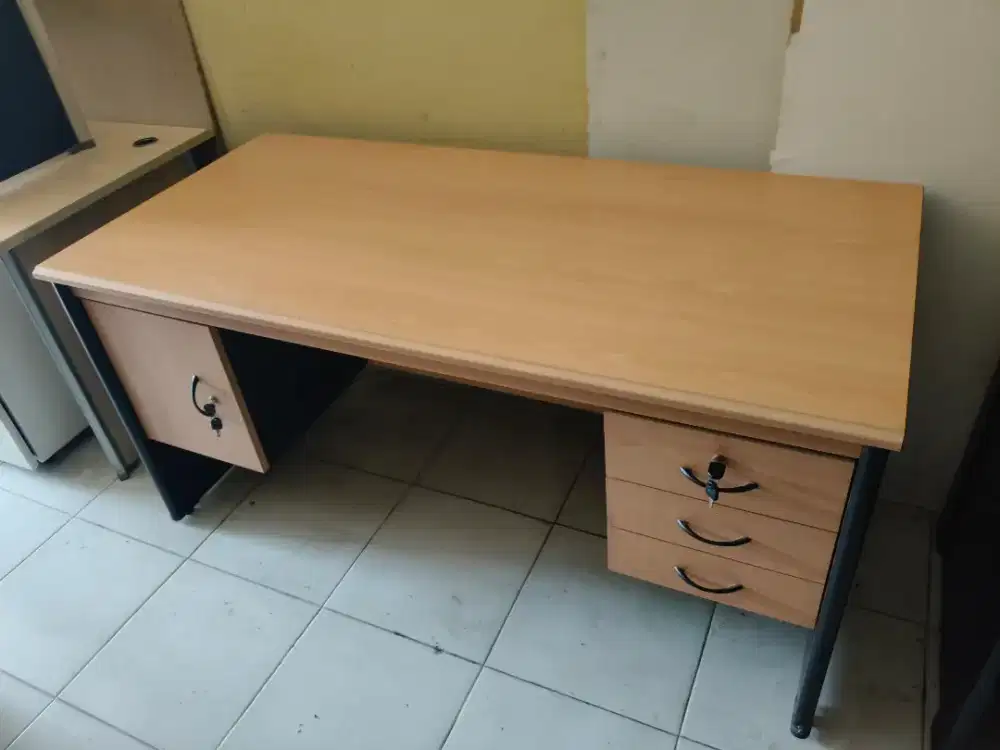 Meja kerja kantor P.155 kokoh