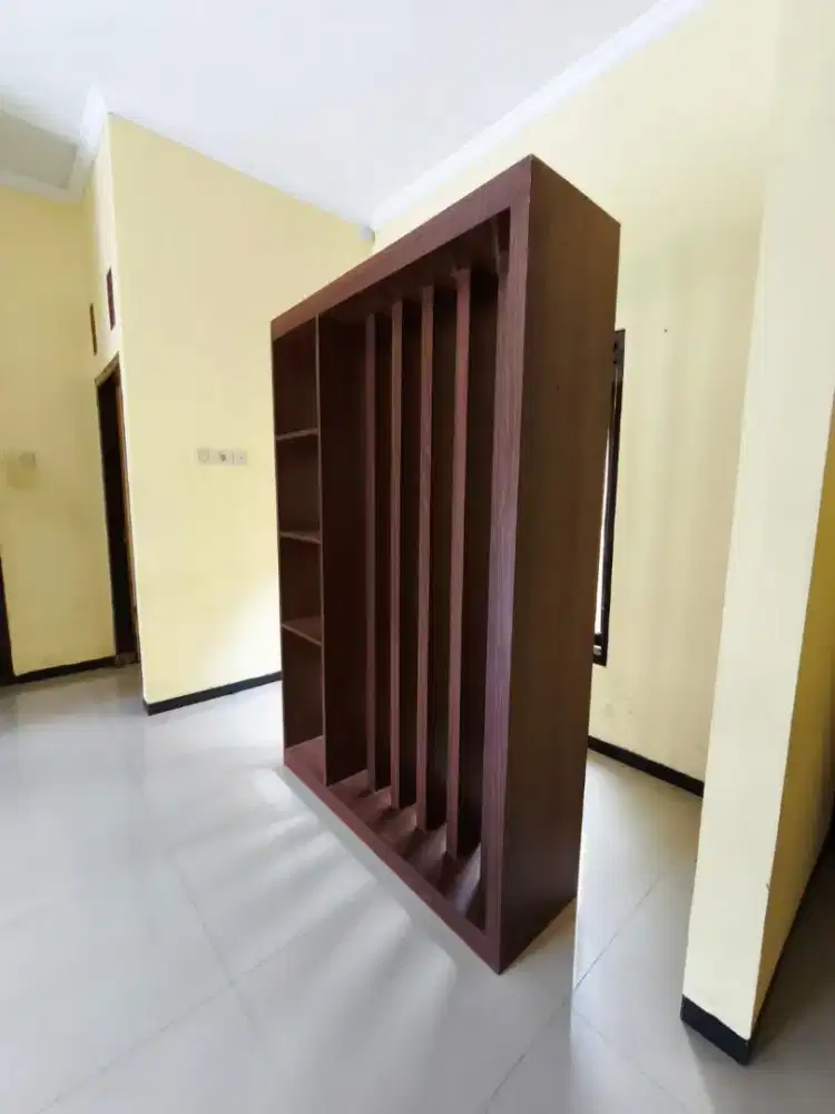 Lemari sekat ruangan, rak buku