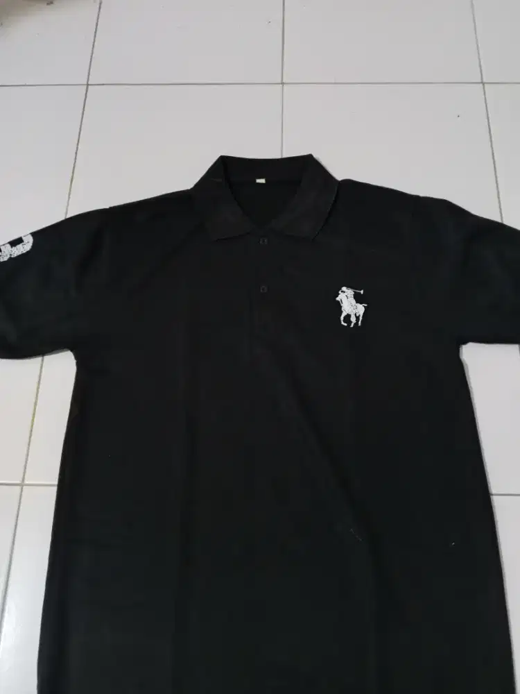 Baju kaos polo hitam