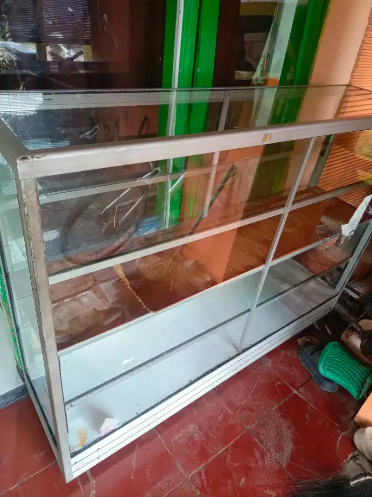Etalase bekas ukuran lebar 150x106