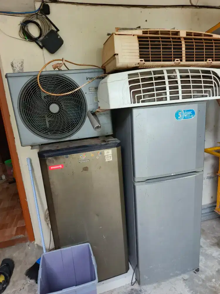 2 kulkas 1 AC dan mesin cuci