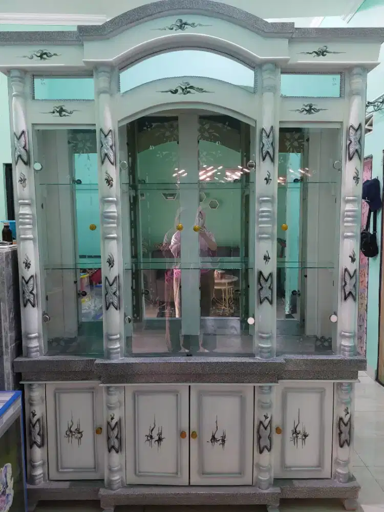 Lemari Kristal Putih Abu