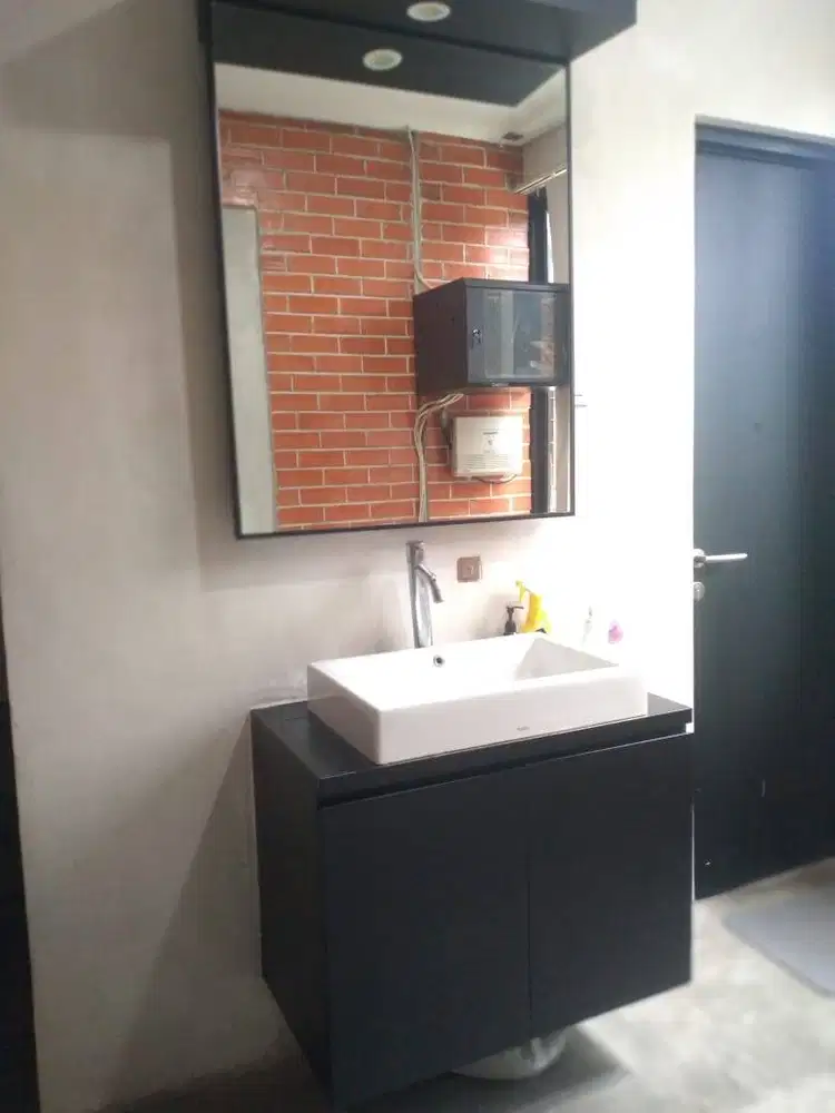 Wastafel + Kaca Cermin + Rak (Dijual Cepat)