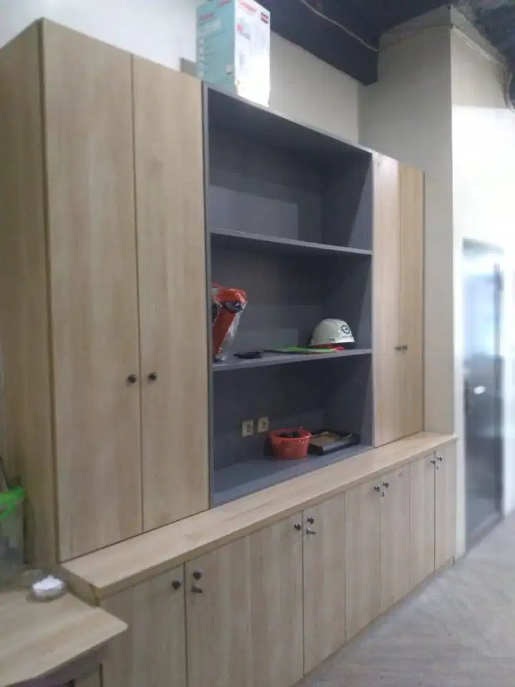 Lemari + Kubikal Meja Staff + Rak Gantung + Meja + Kursi (Dijual Cepat