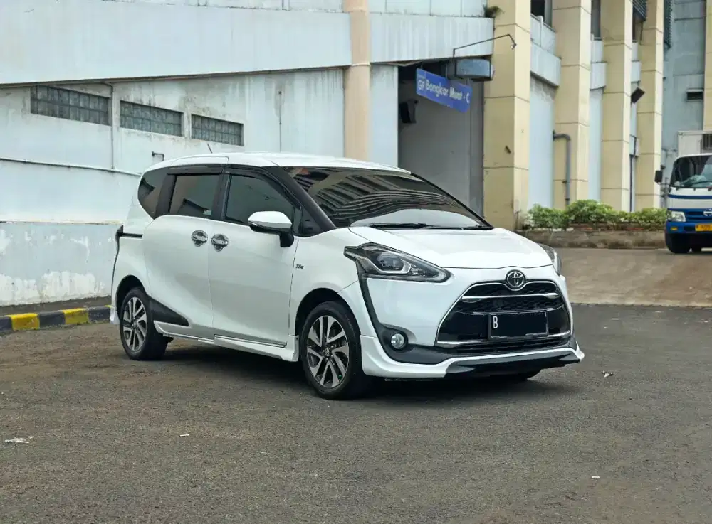 Dp minim Sienta Q Cvt 2017 Matic Toyota Putih 1.5 bs TT