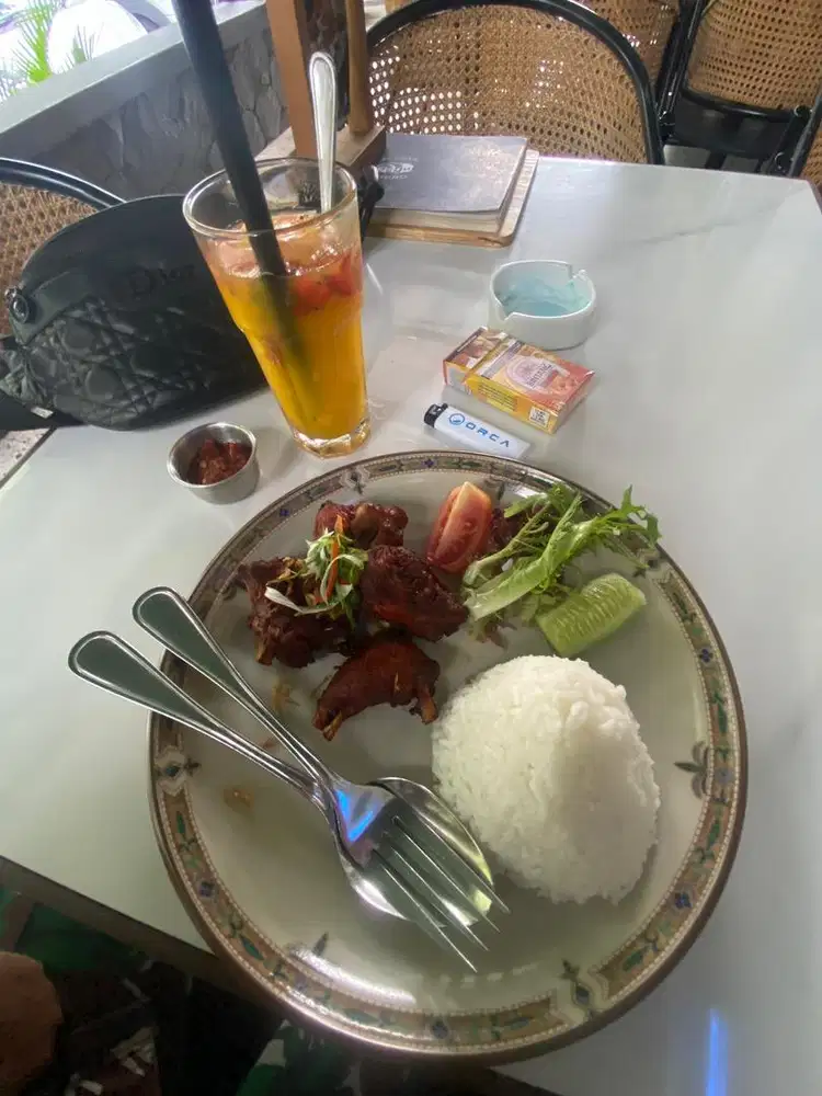 SAYA MENCARI PEKERJAAN !!