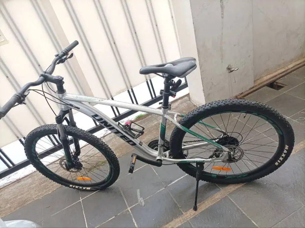 Sepeda Gunung United Monanza 4.0 MTB 27.5 8 Speed Shimano
