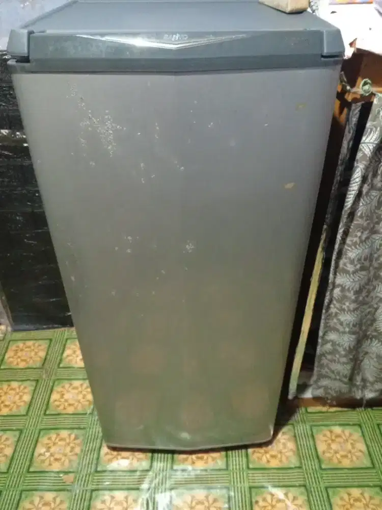 Kulkas masih beku,normal+roda,belum pernah servis masih ori