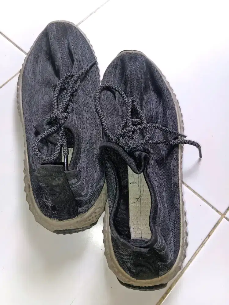 Sepatu olahraga wanita (preloved)