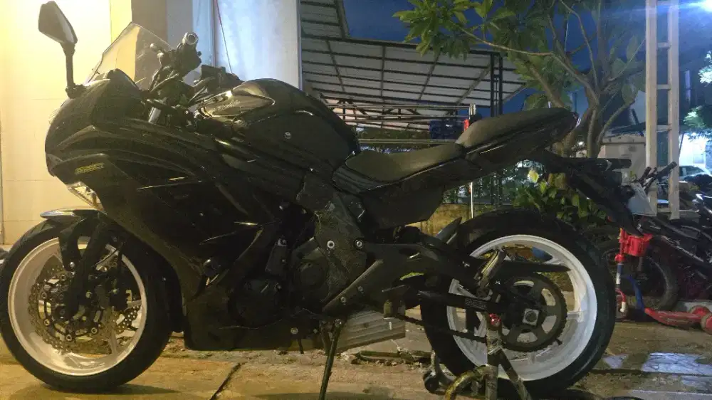 ER 6 F ABS hitam full std