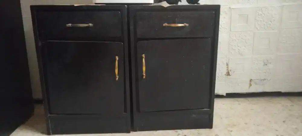 2 Lemari nakas tempat tidur