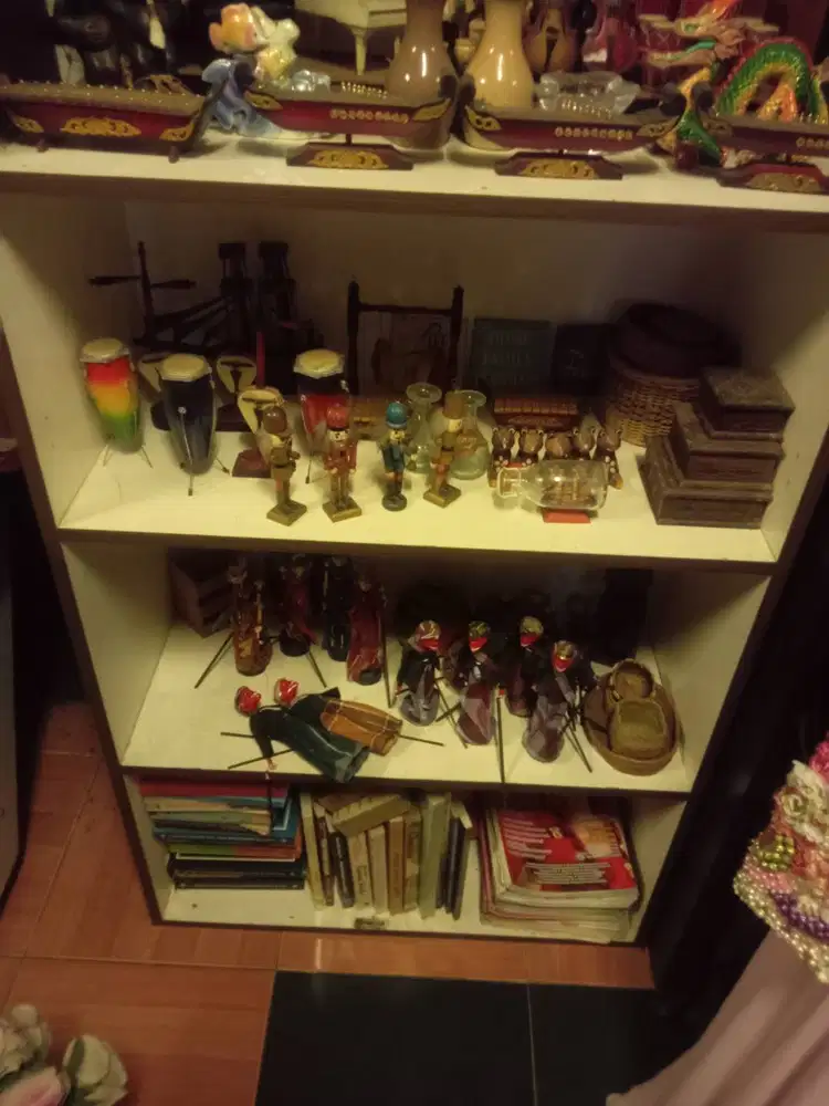 Rak kayu 3 baris warna putih dalamnya 80x38x117cm