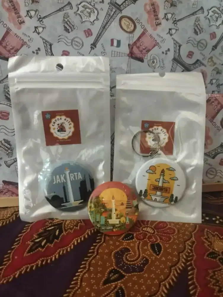 OLEH - OLEH GANTUNGAN KUNCI/PIN/MAGNET TEMPELAN KULKAS KHAS JAKARTA