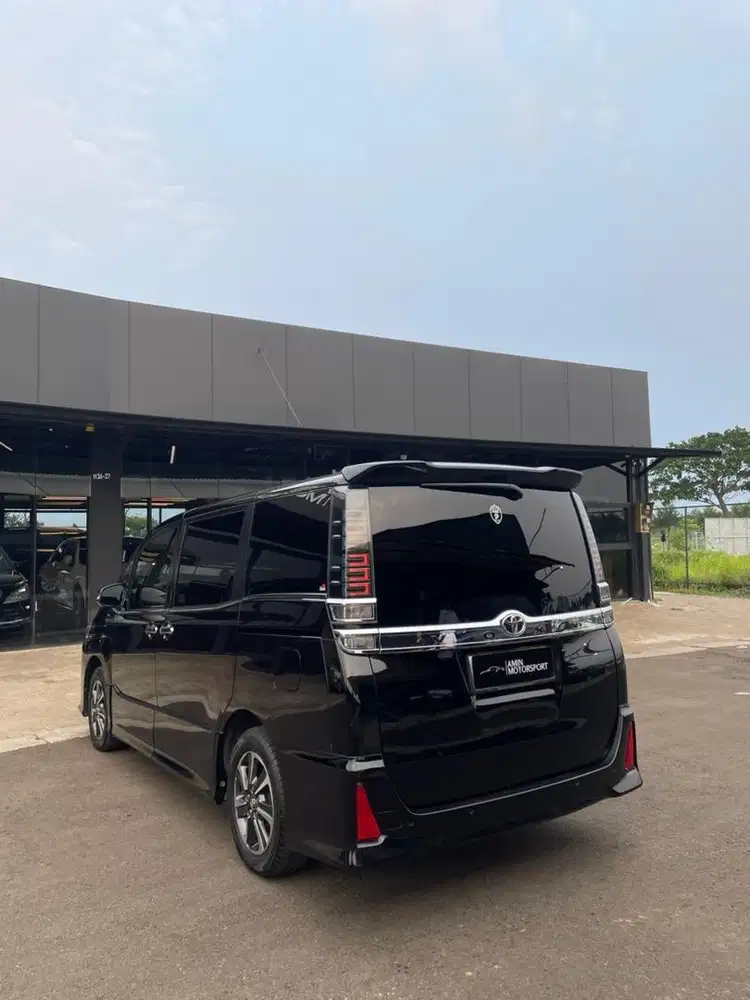 Toyota Voxy 2.0 AT 2018