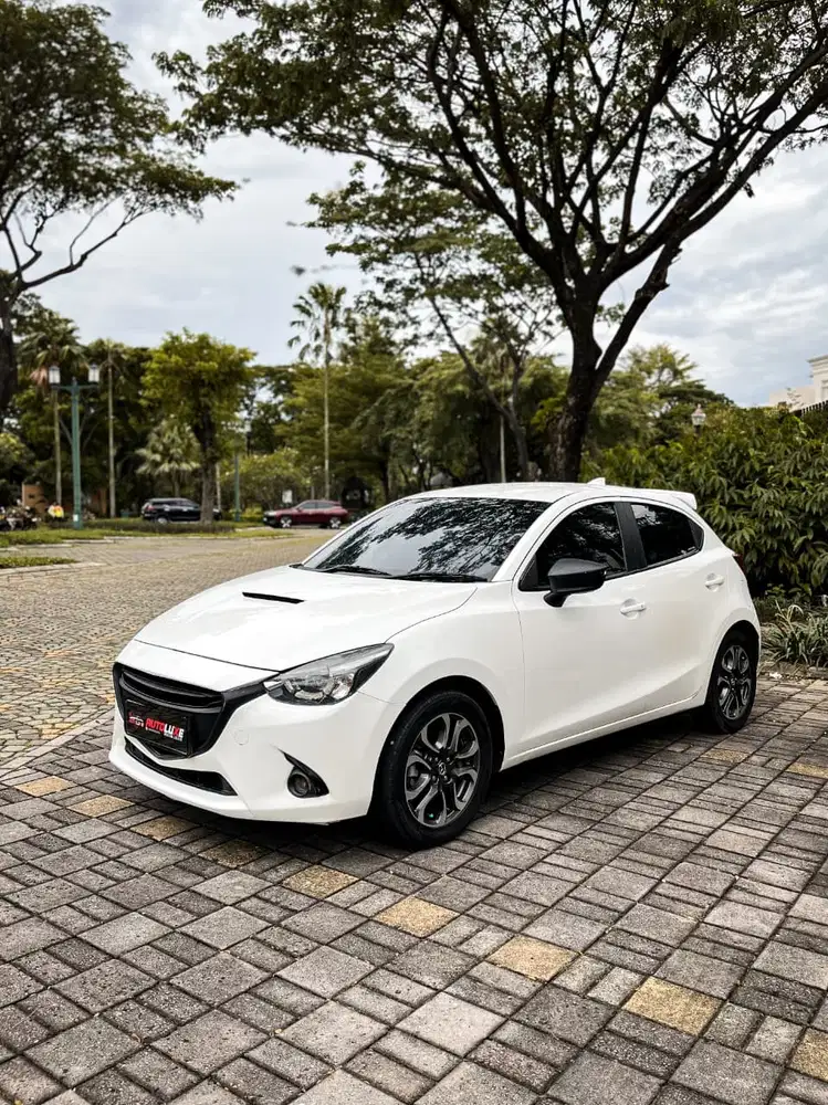 Mazda 2 R Skyactive 2014 Matic Putih FullModif Siap Diajak Nongkrong