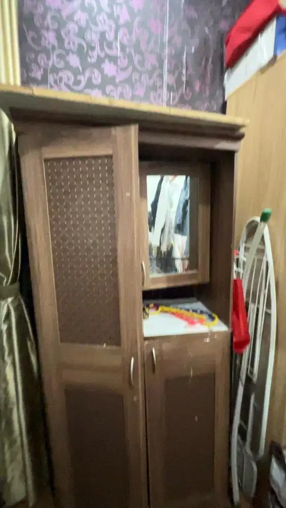 Lemari 2 Pintu dengan Kaca