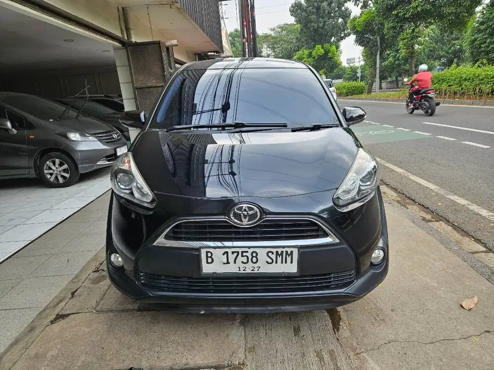 Toyota Sienta 1.5 V Tahun 2016 Hitam Matic