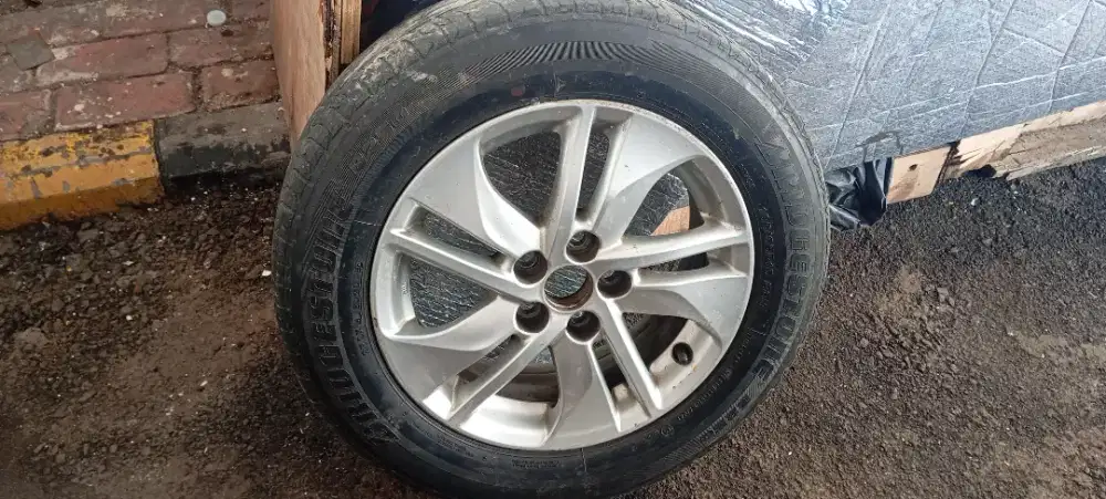 Velg bekas toyota sienta