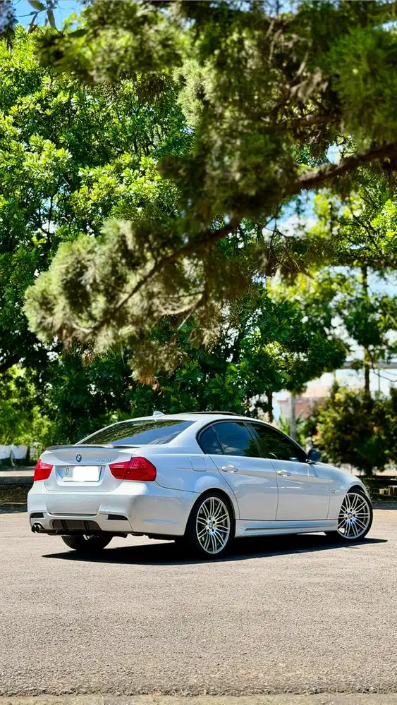 BMW 325i 2010 Bensin