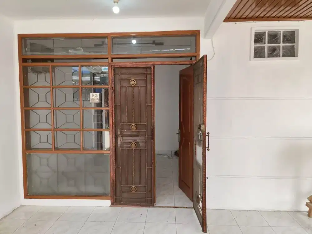 Dijual Rumah 2 Lantai Siap Huni Nyaman Terawat Lokasi di Taman Holis Indah 1 Bandung