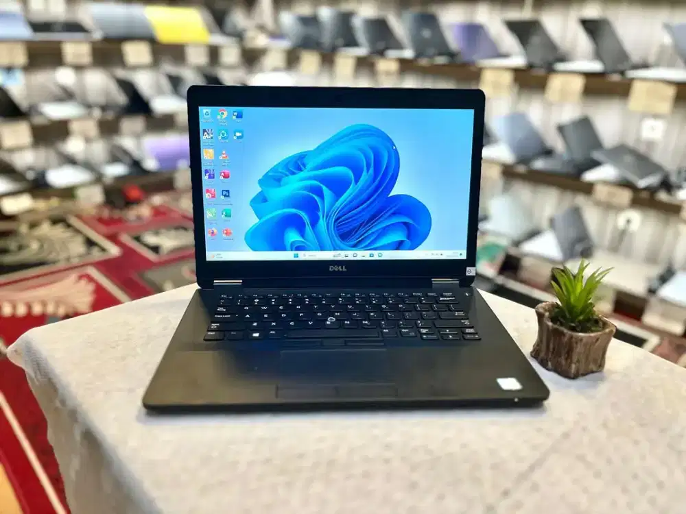 Laptop Dell E7470. Ram 8gb. Core i7 gen 6. ssd 256gb. bergaransi.