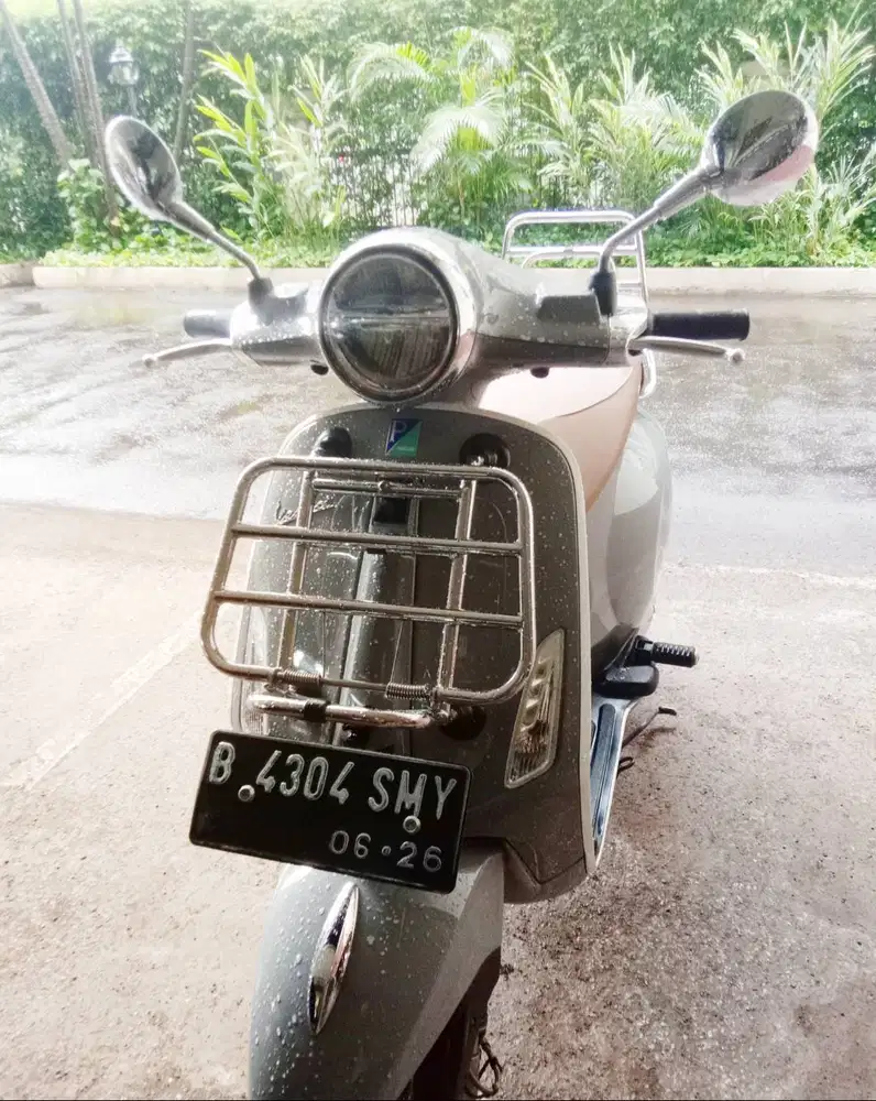 Vespa warna abu2 silver  2021