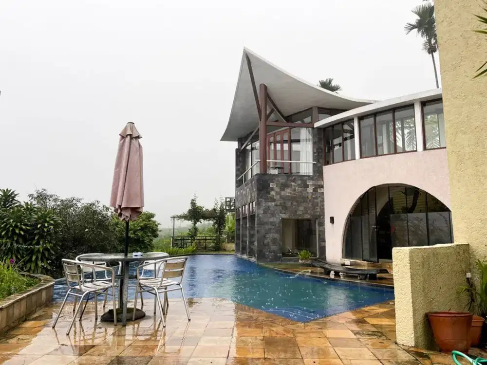 *Spanish Charm in Batu. Dijual Villa Klub Bunga, Kota Batu*