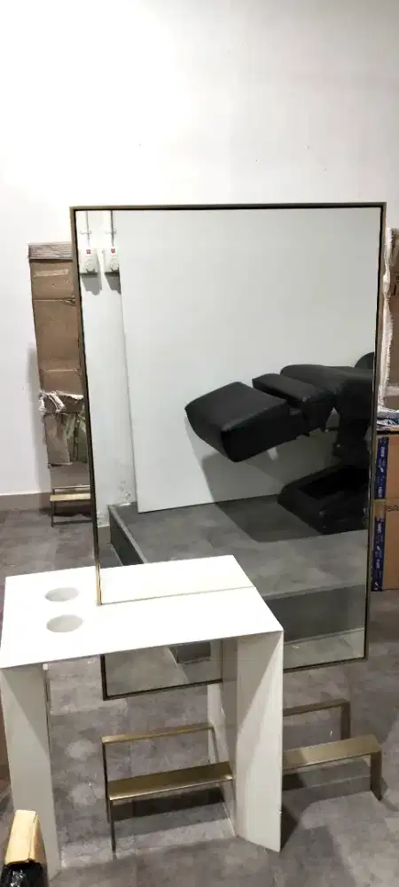 Cermin + meja untuk salon atau barbershop.