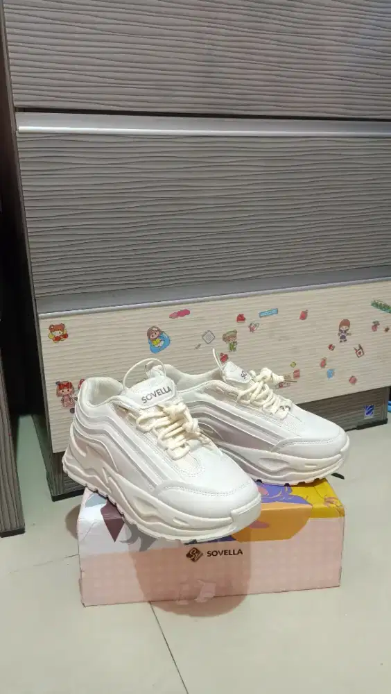 Sepatu Sovella warna beige dan khaki