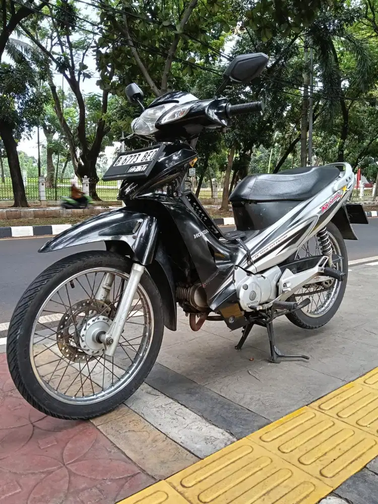 DIJUAL CASH HONDA KHARISMA 125 THN 2005 PAJAK IDUP SIAP PAKAI