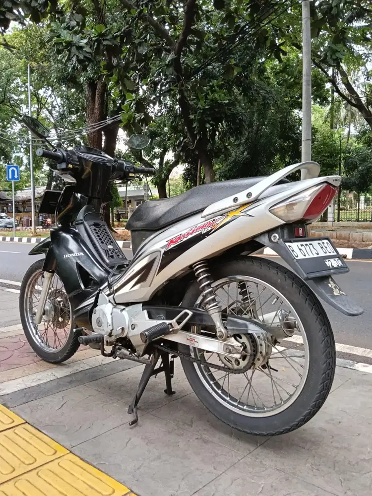 DIJUAL CASH HONDA KHARISMA 125 TAHUN 2005 PAJAK IDUP SIAP PAKAI