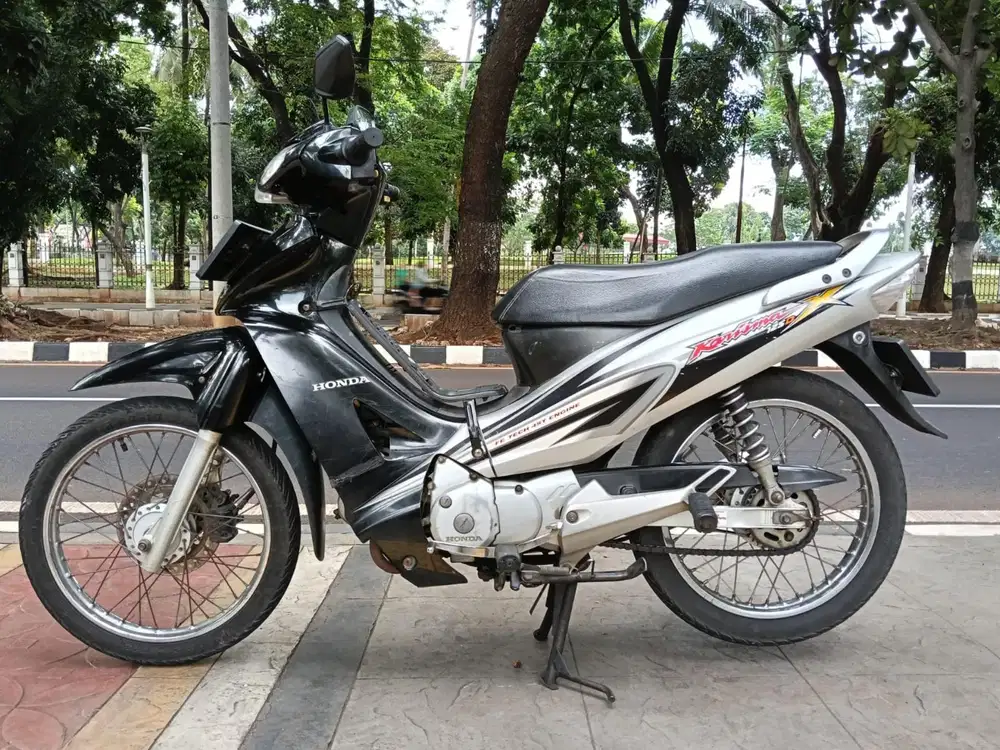 DIJUAL CASH HONDA KHARISMA 125 THN 2005 PAJAK IDUP SIAP PAKAI