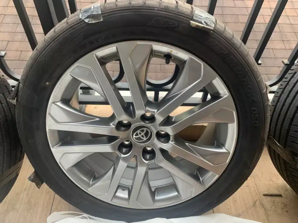 Velg veleg dan ban kijang innova zenix Q 2023