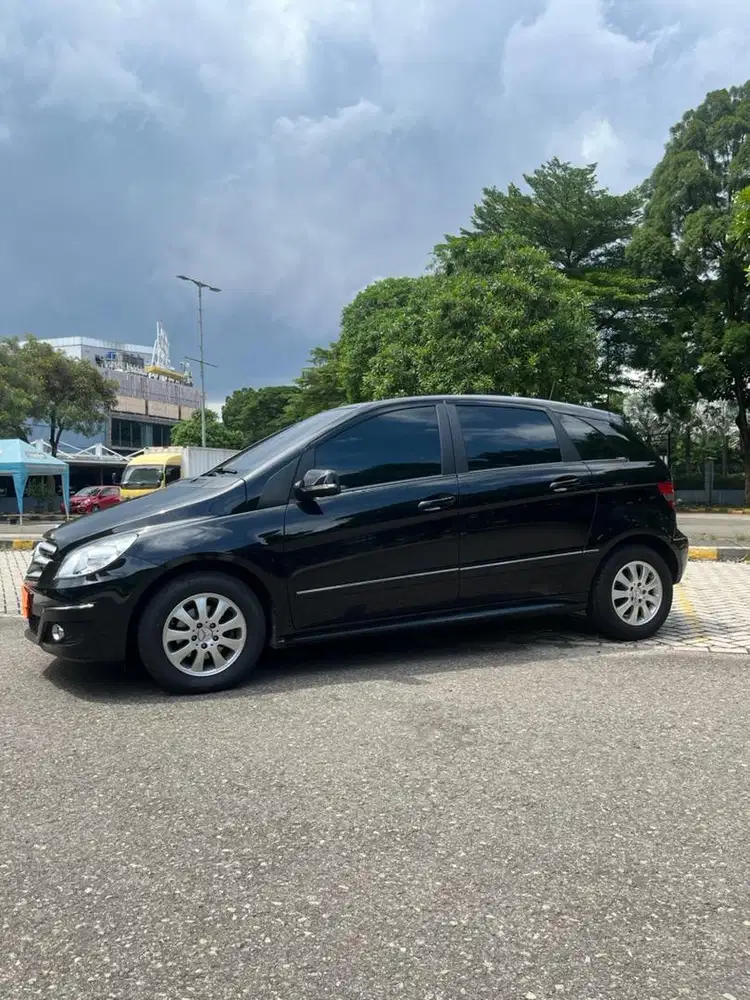 Mercy B180 (Sunroof, Panoramic)